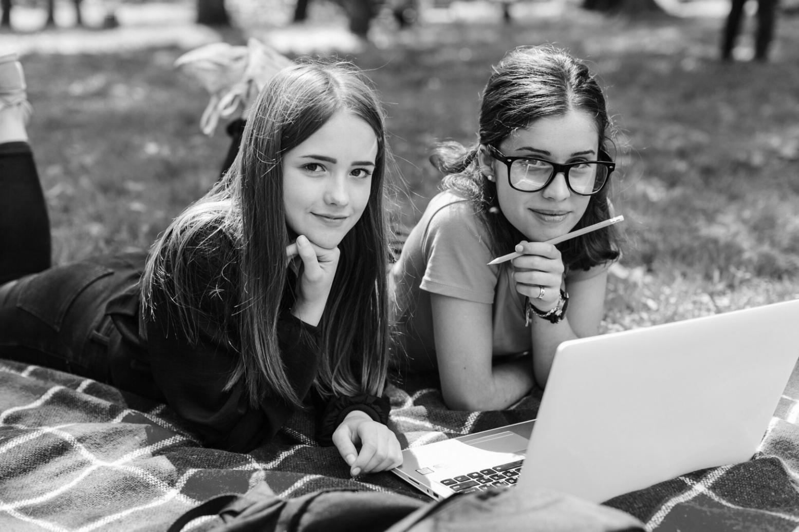 Moderne digitale Lernumgebung mit strukturiertem Arbeitsplatz